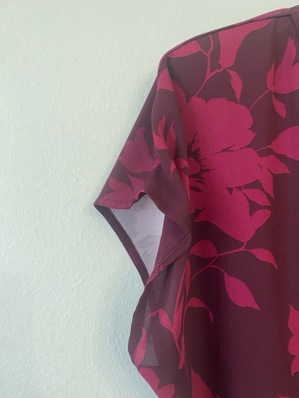 Floral V-Neck Size Large Floral Top in Pink - Picture 3 of 6